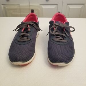 Skechers Air Cooled memory Form  Women's Size 9 Sneakers Lite Weight Blue
